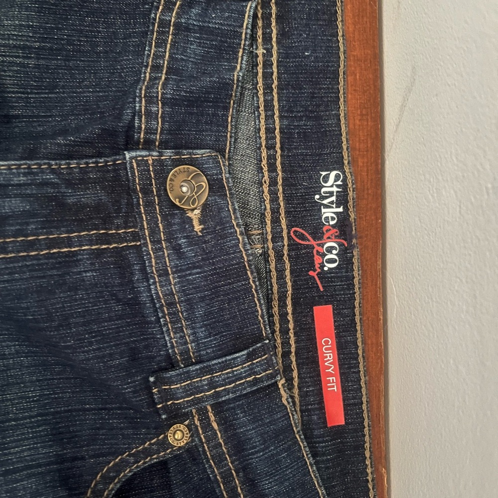 Women’s curvy stretch jeans.